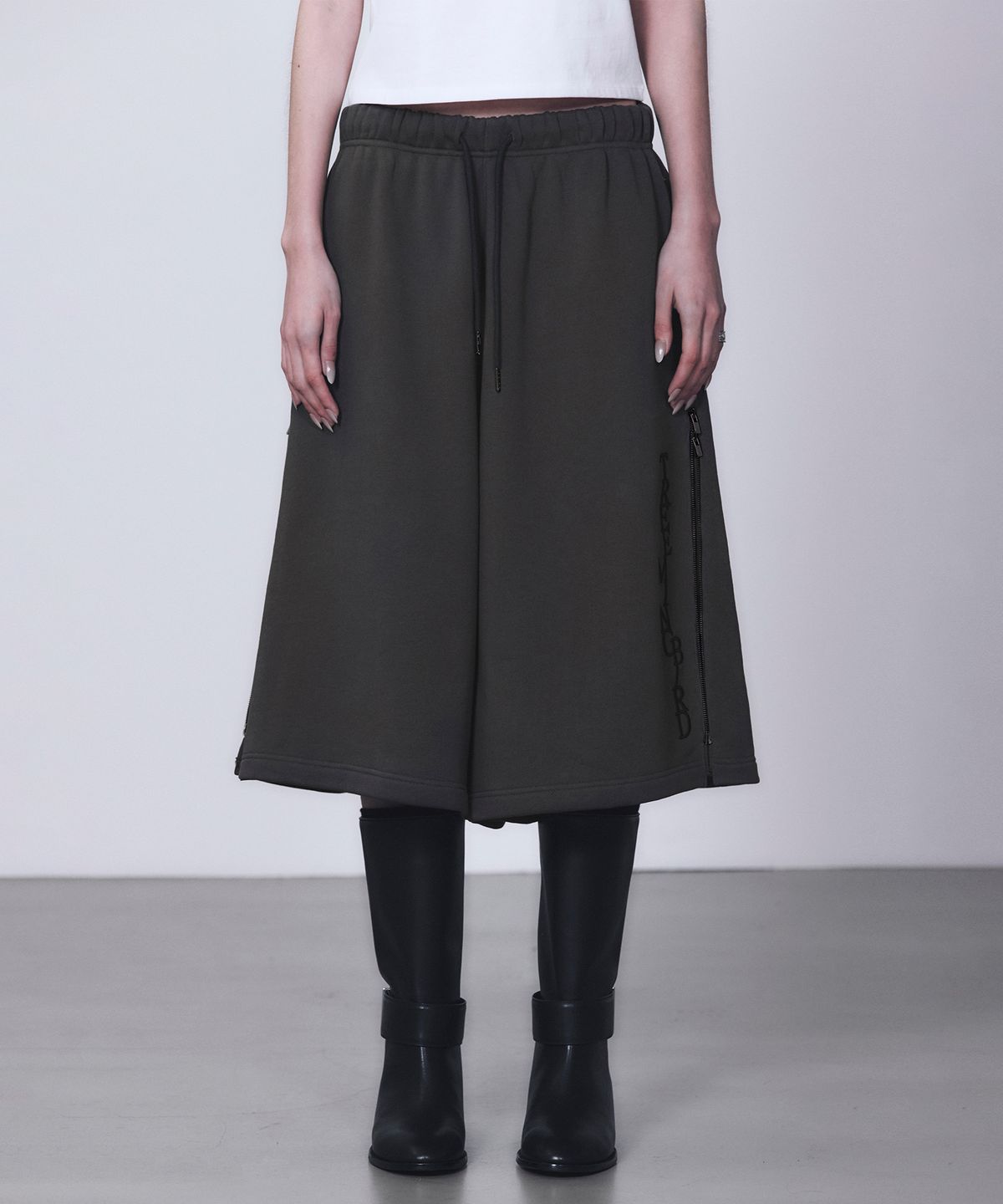 트리밍버드(TREEMINGBIRD) Zipper Finishing Sweat Bermuda Pants [ Charcoal ]