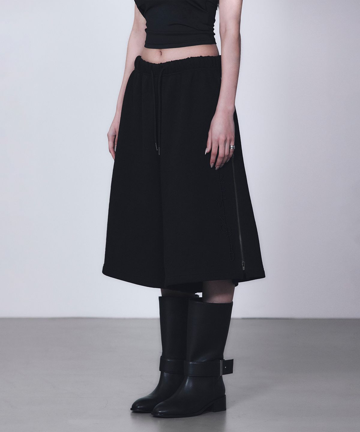 트리밍버드(TREEMINGBIRD) Zipper Finishing Sweat Bermuda Pants [ Black ]
