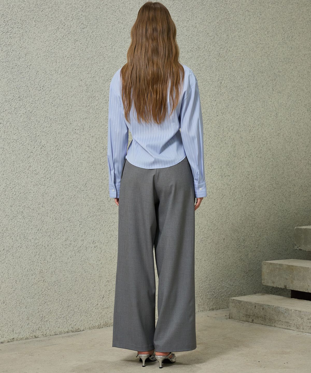 아리킴(ARIKIM) CELINA SLIM FIT STRIPE TWISTED SHIRT / SKY BLUE