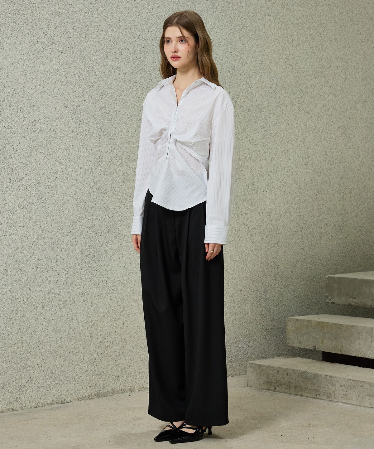 아리킴(ARIKIM) CELINA SLIM FIT STRIPE TWISTED SHIRT / WHITE