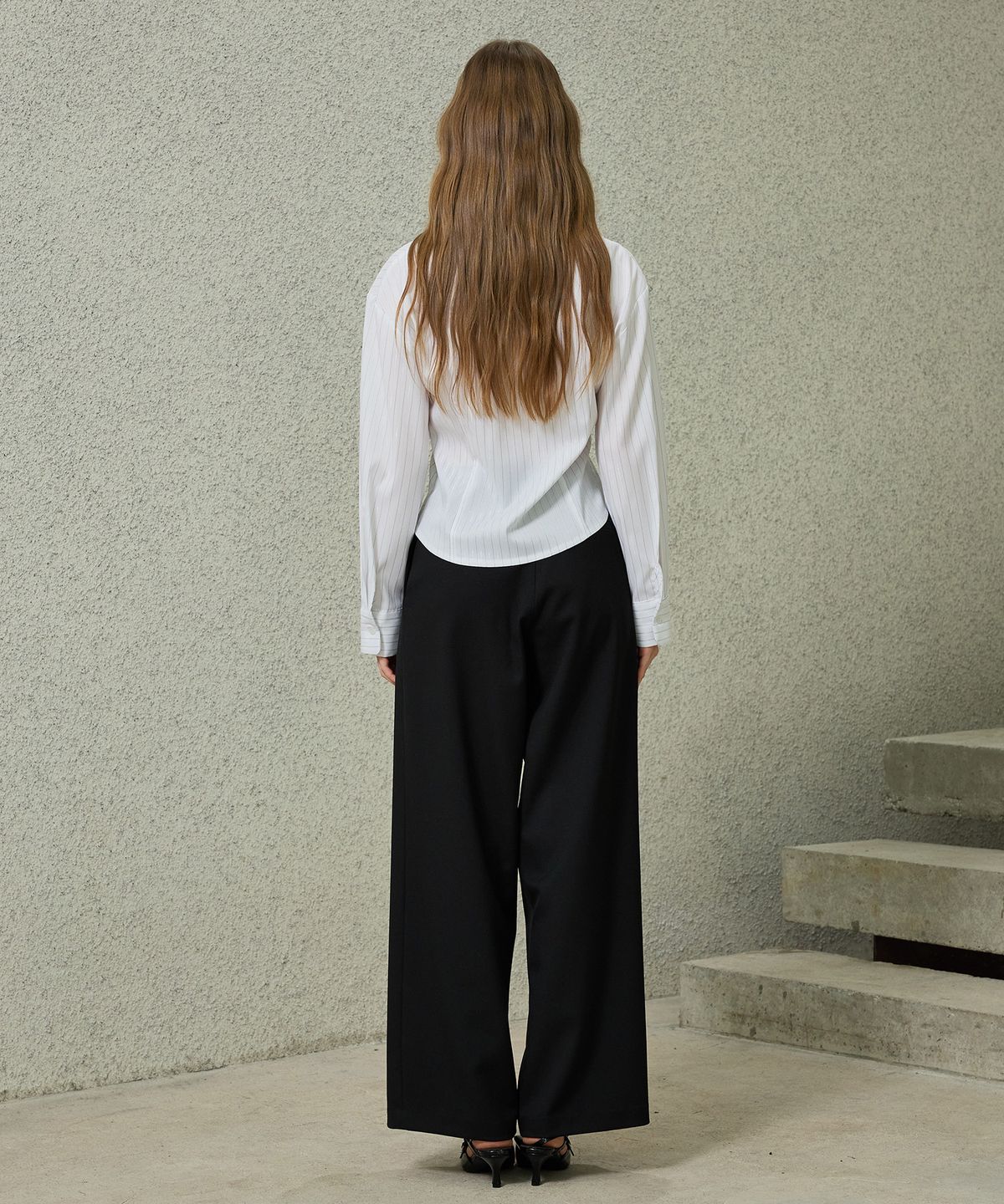아리킴(ARIKIM) CELINA SLIM FIT STRIPE TWISTED SHIRT / WHITE