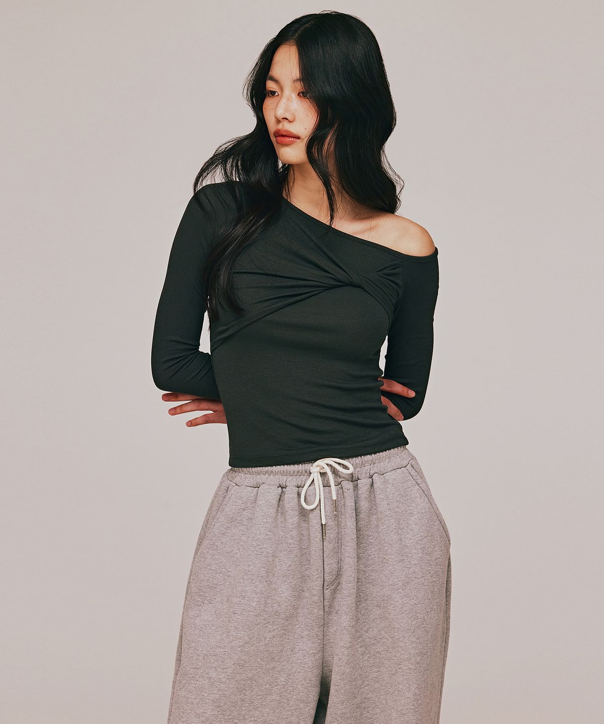 탑걸(TOPGIRL) TWISTED LAYER ONE SHOULDER TOP_T516TP105