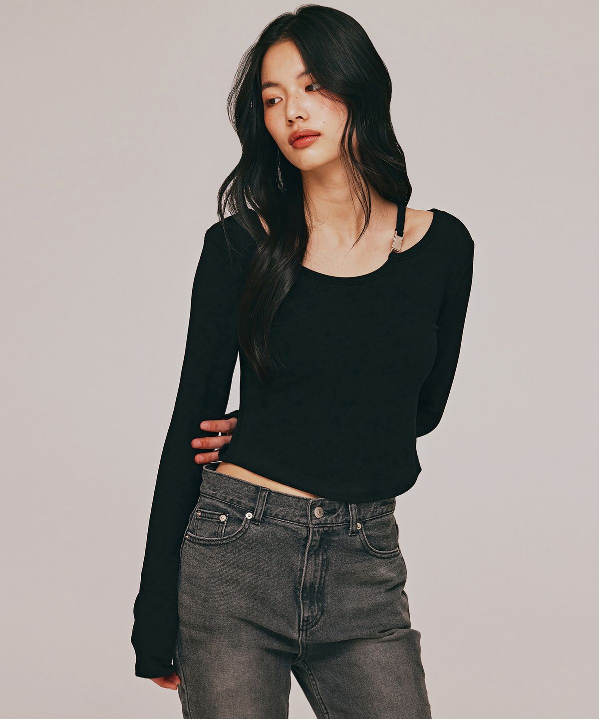 탑걸(TOPGIRL) BUCKLE DETAIL WITH SHOULDER CUT-OUT TOP_T513TP101