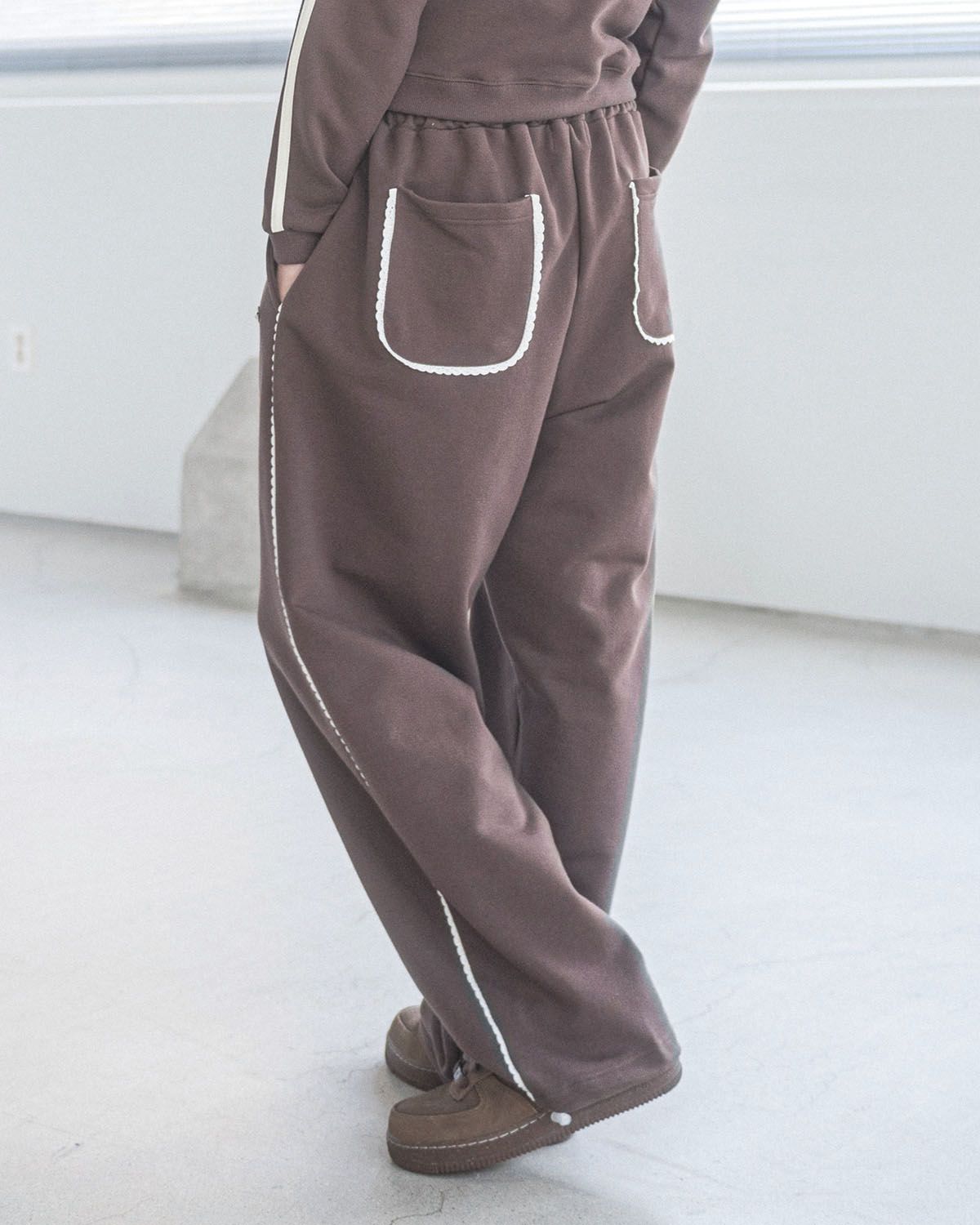 해비즘(HAVISM) ROSE LACE SWEATPANTS(BROWN)