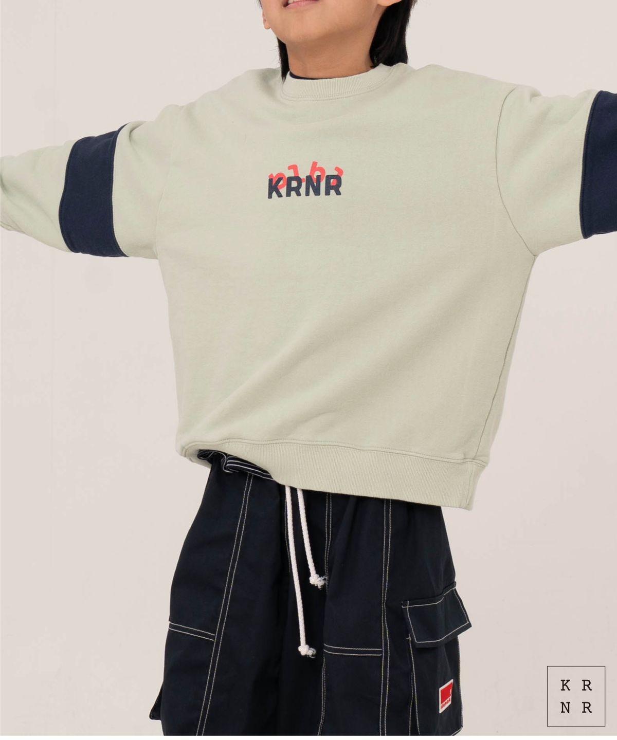 쿠르나르(KRNR) 아트 오버사이즈 슬리브 컬러 블록 맨투맨 라이트민트