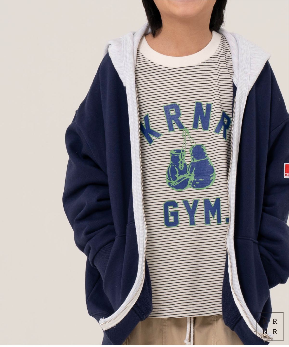 쿠르나르(KRNR) 엔비 박서 스트라이프 와이드핏 긴팔티 아이보리