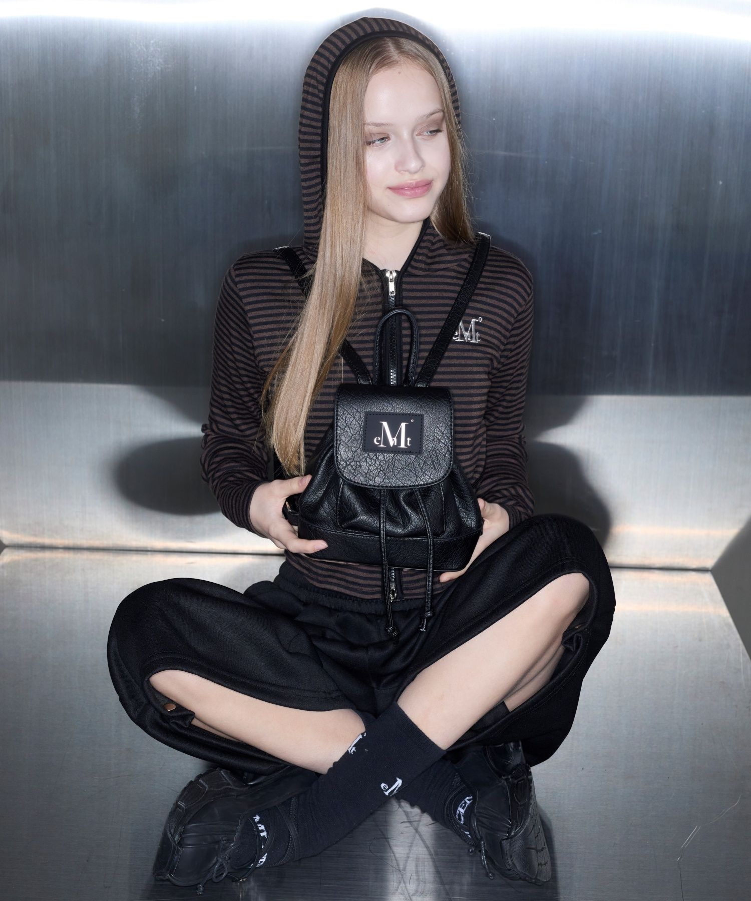 ★ MUCENT★ Reno Crack Round Mini Backpack Unisex P00000UW MUSINSA公式 | MUCENT Reno Crack Round Mini Backpack Unisex