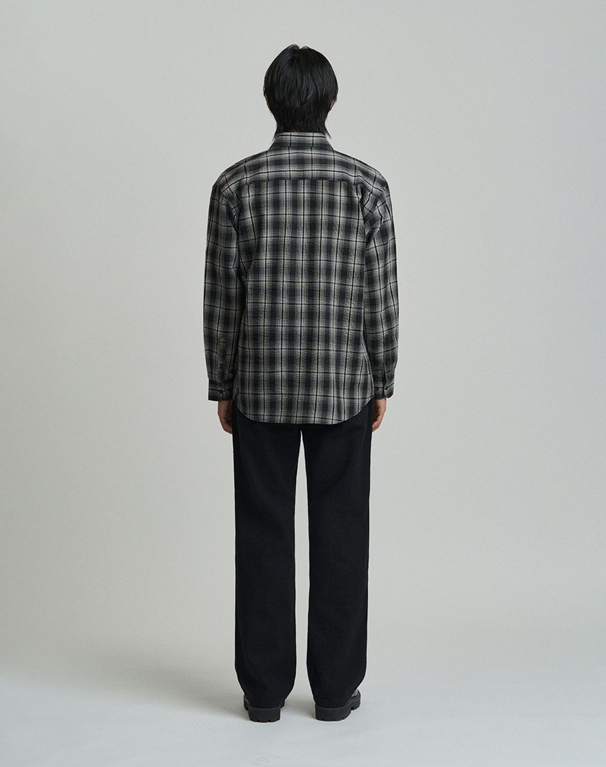 워크온바디오프(WORK ON BODY OFF) 세미 오버핏 코튼 시어서커 옴브레 체크 셔츠 [블랙]