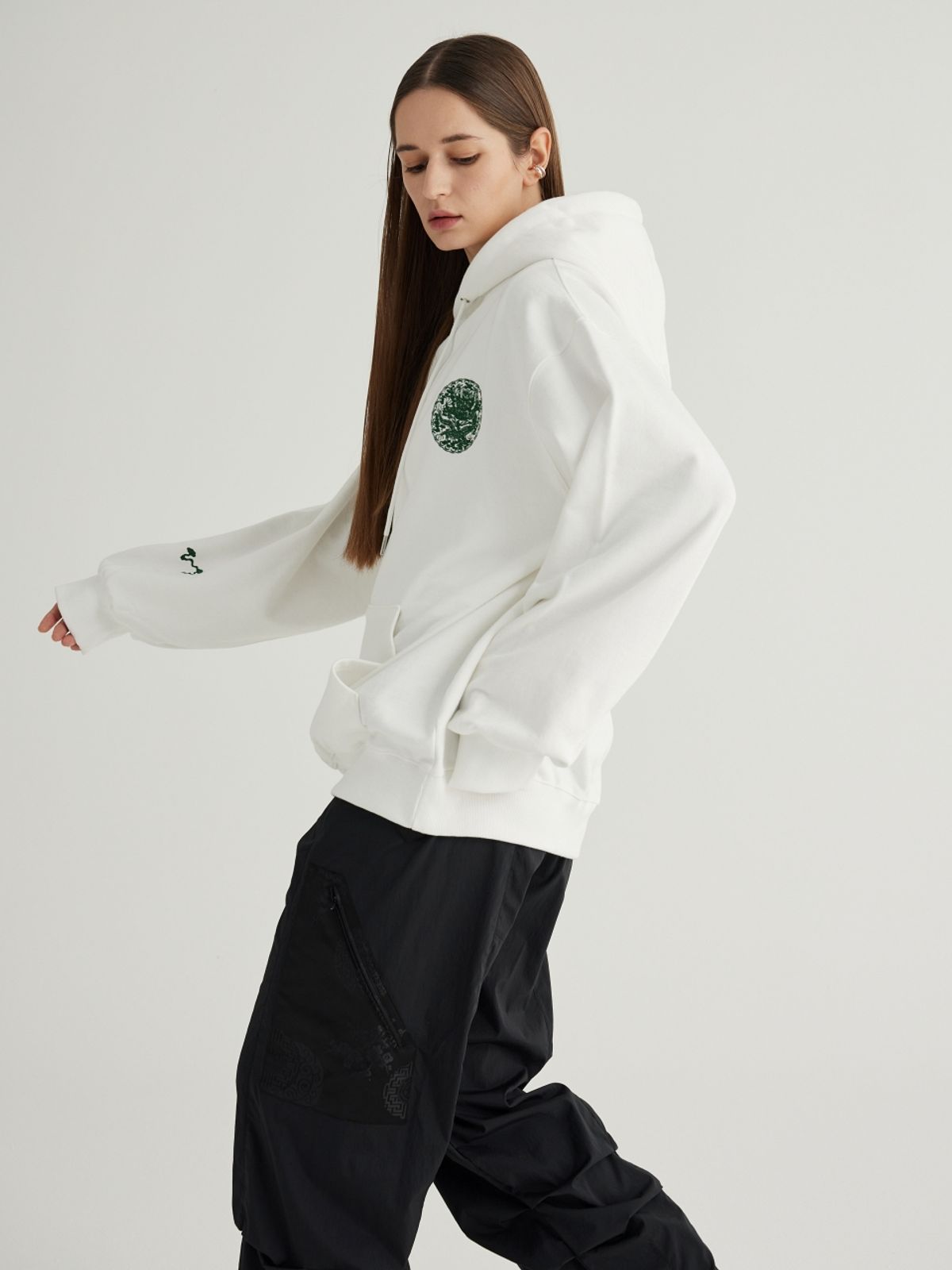 칠 하나 투 구육(71TO96) Traditional embroidery Hoodie (white)