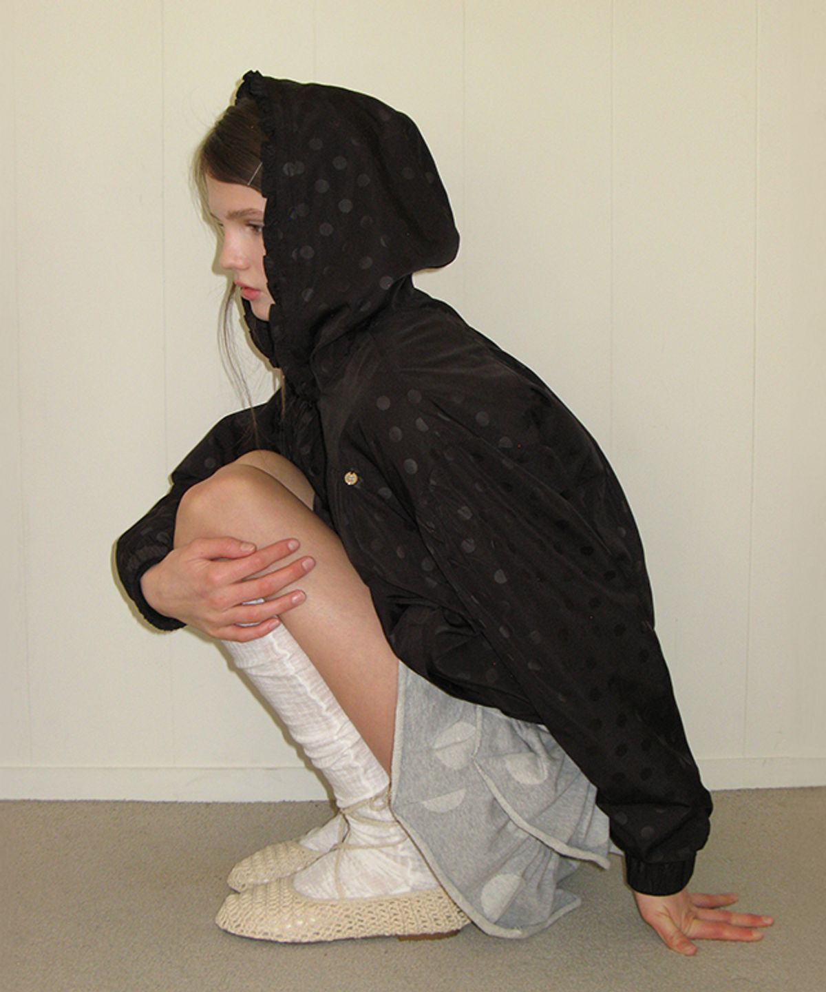 론론(RONRON) DOT PENDANT FRILL HOODIE WIND JUMPER BLACK