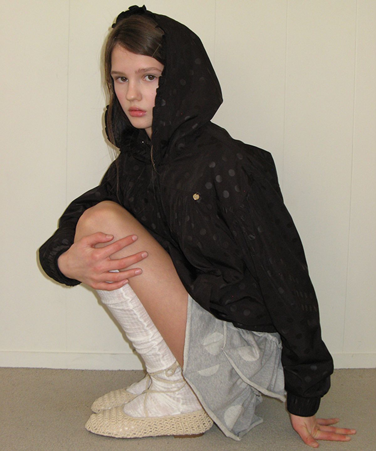 론론(RONRON) DOT PENDANT FRILL HOODIE WIND JUMPER BLACK
