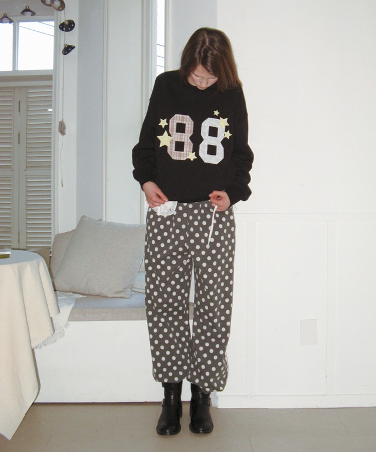 론론(RONRON) 88 STAR MIXED APPLIQUE SWEATSHIRT BLACK