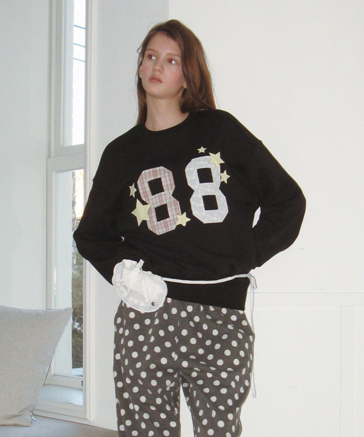 론론(RONRON) 88 STAR MIXED APPLIQUE SWEATSHIRT BLACK