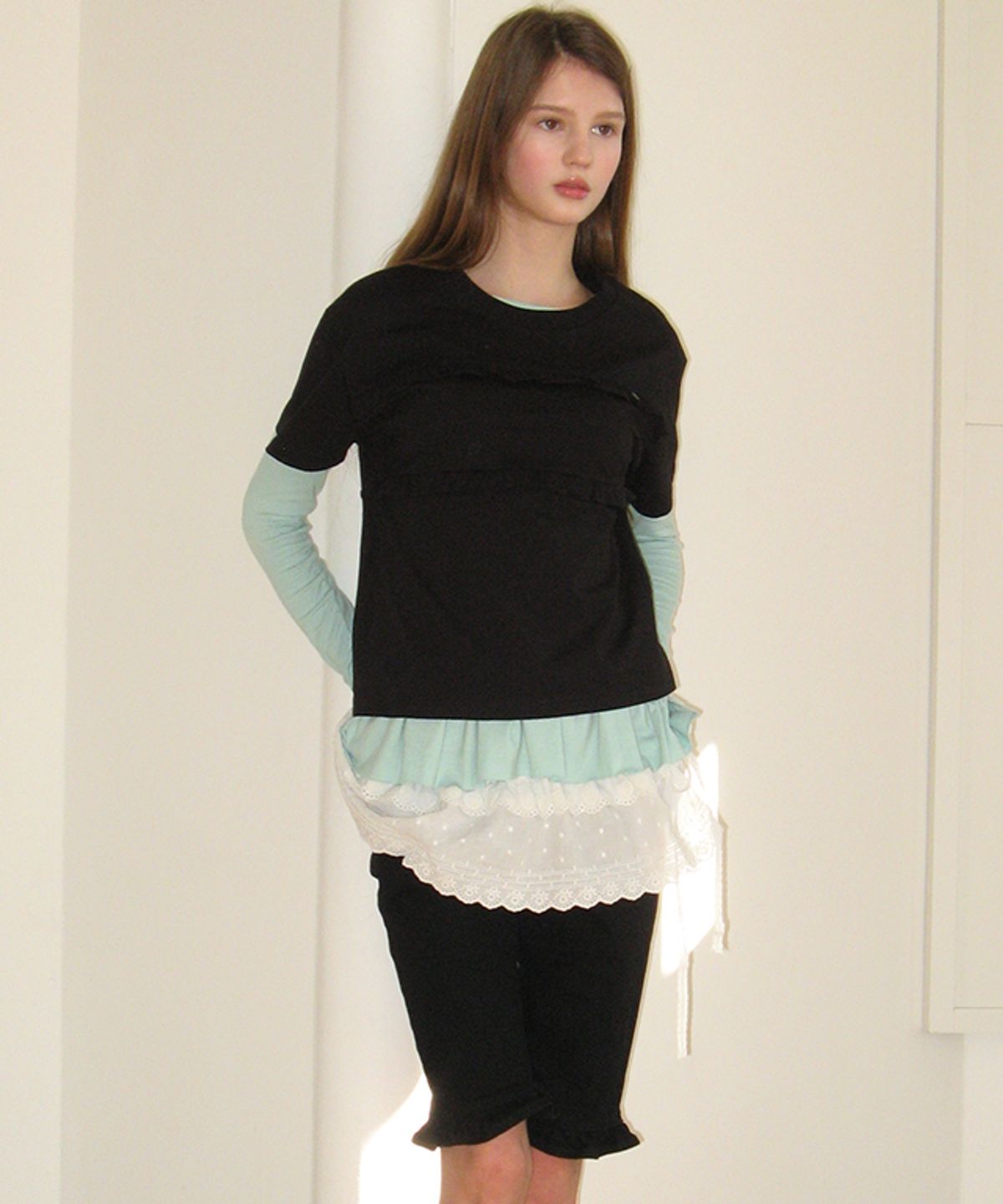 론론(RONRON) PENDANT LINE FRILL BASIC FIT T SHIRT BLACK