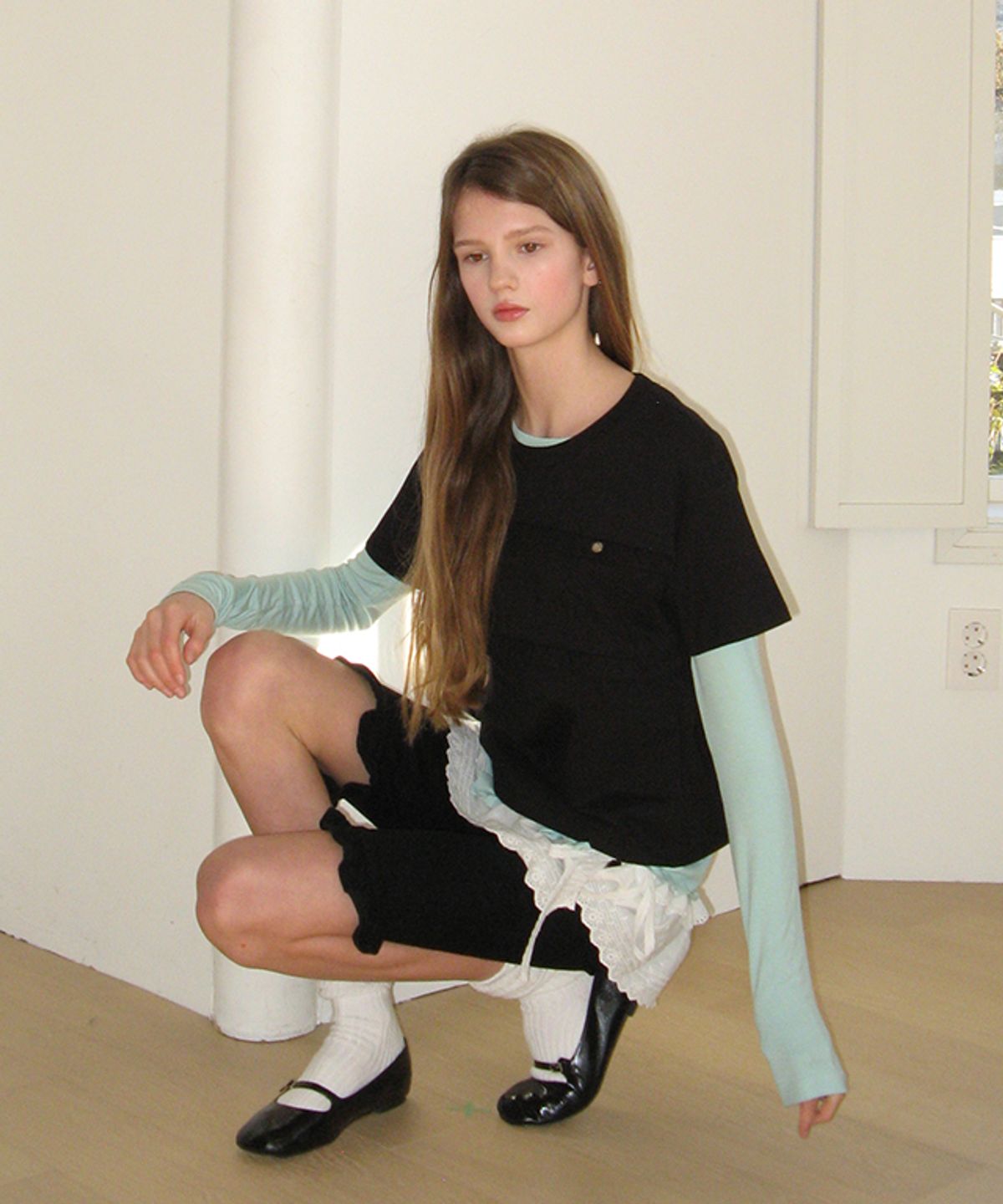 론론(RONRON) PENDANT LINE FRILL BASIC FIT T SHIRT BLACK