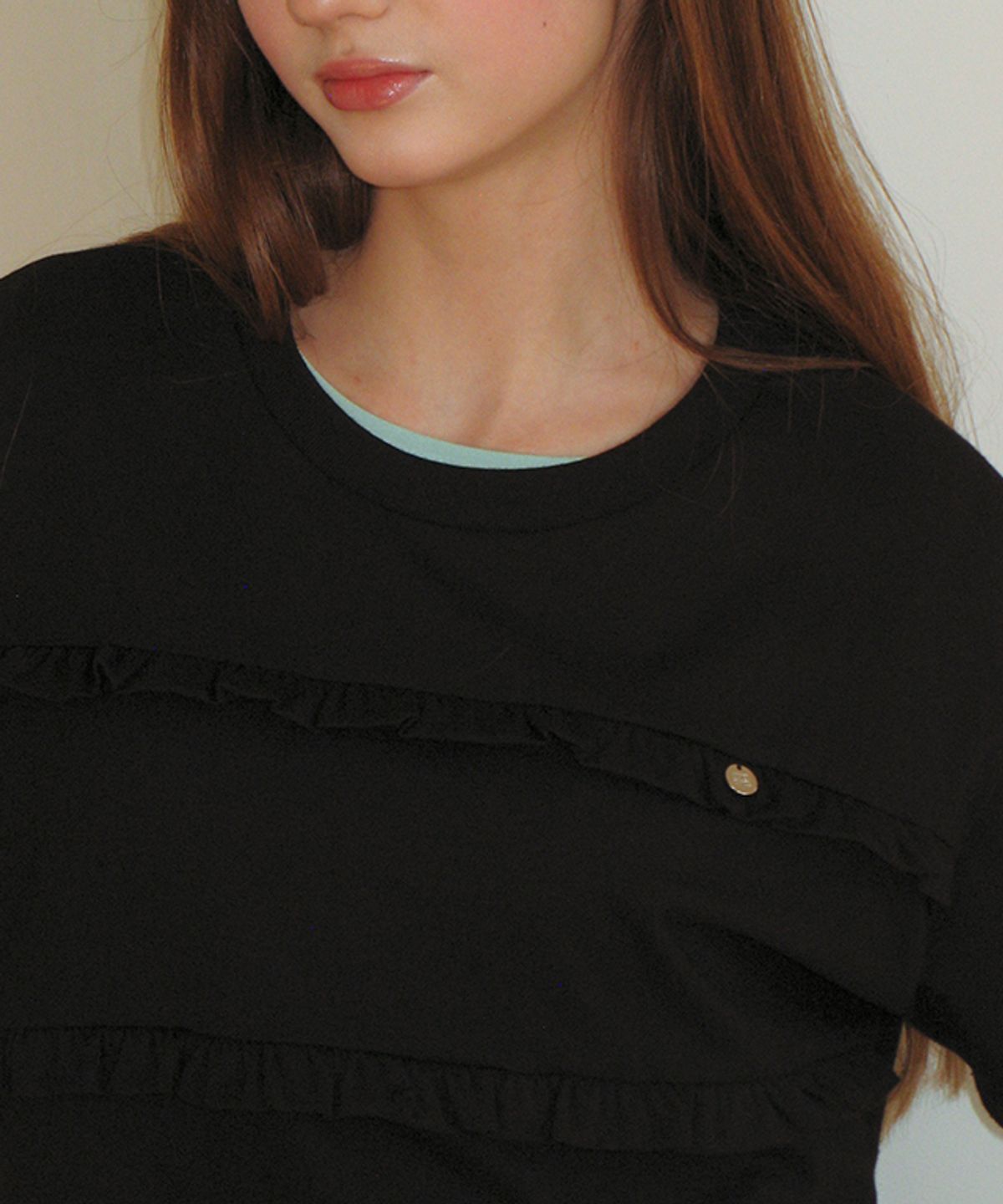 론론(RONRON) PENDANT LINE FRILL BASIC FIT T SHIRT BLACK