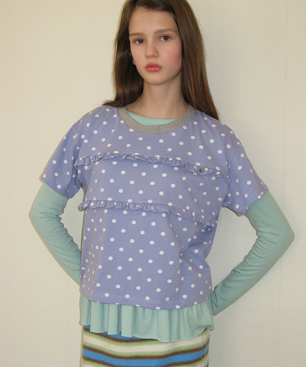 론론(RONRON) PENDANT LINE FRILL BASIC FIT T SHIRT SOFT BLUE DOT