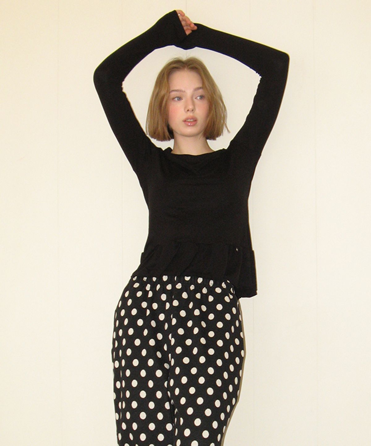 론론(RONRON) PENDANT RUFFLE LAYERED SLIM LONG SLEEVE BLACK