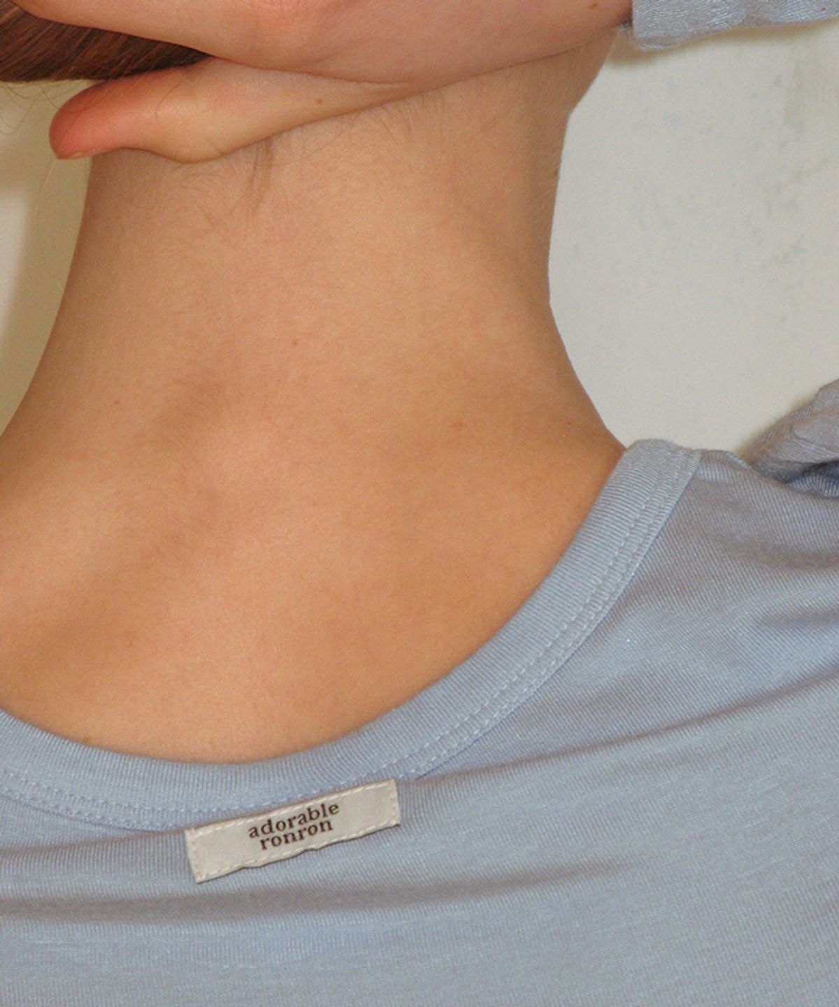 론론(RONRON) PENDANT RUFFLE LAYERED SLIM LONG SLEEVE SKY BLUE