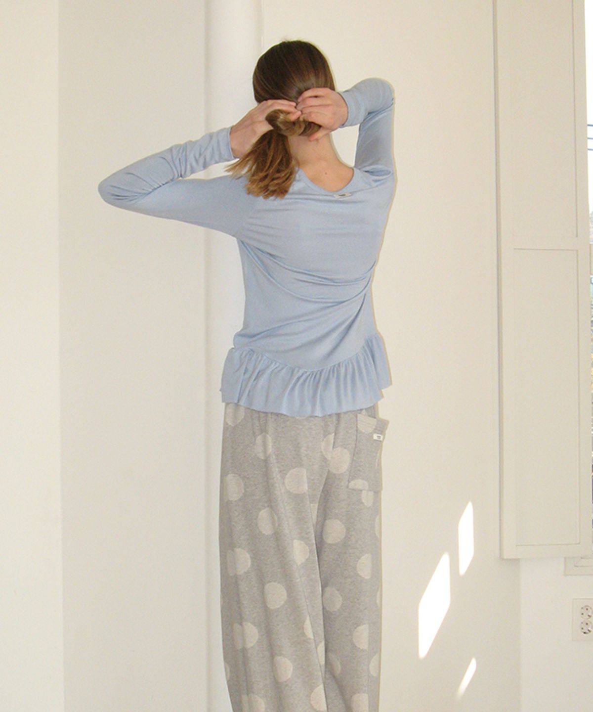 론론(RONRON) PENDANT RUFFLE LAYERED SLIM LONG SLEEVE SKY BLUE
