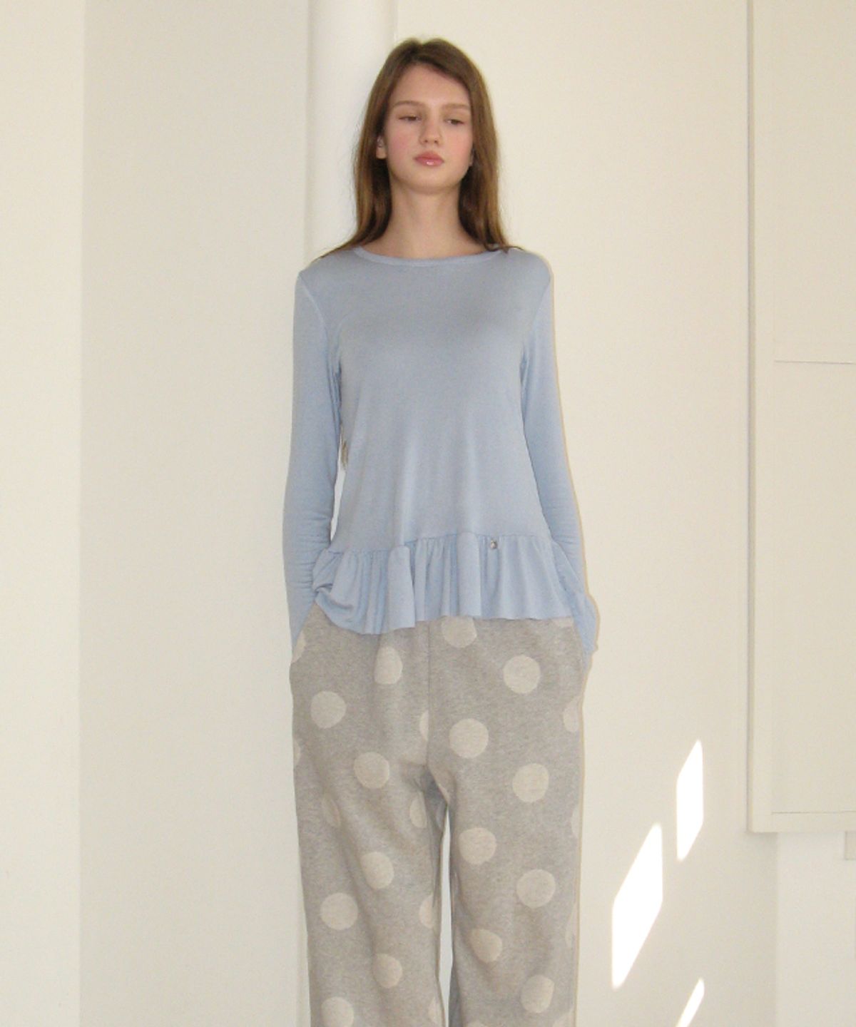 론론(RONRON) PENDANT RUFFLE LAYERED SLIM LONG SLEEVE SKY BLUE