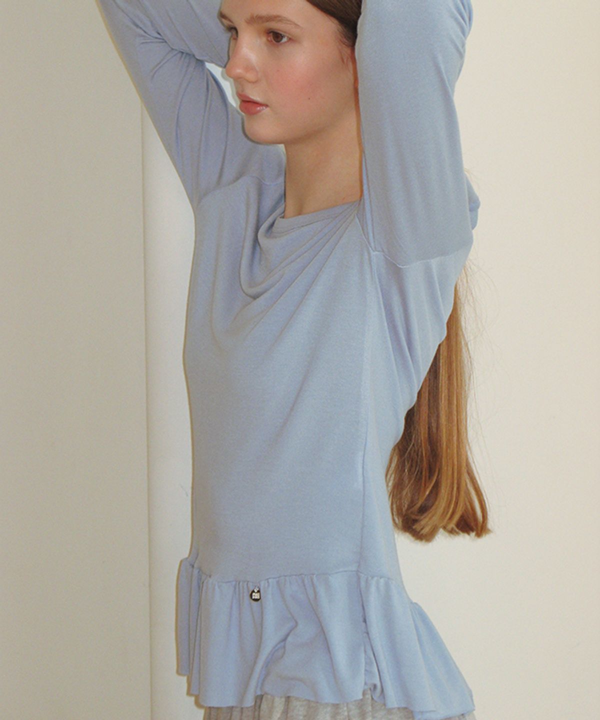 론론(RONRON) PENDANT RUFFLE LAYERED SLIM LONG SLEEVE SKY BLUE
