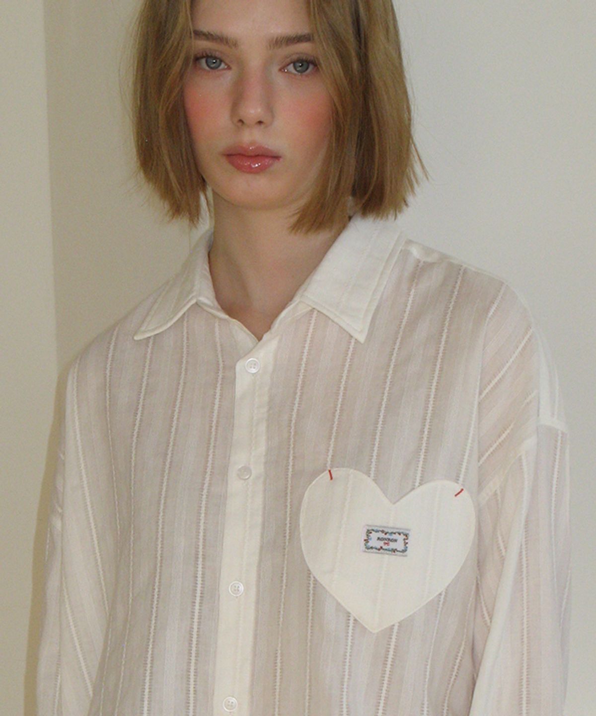 론론(RONRON) EYELET STITCH HEART POCKET OVER FIT SHIRT WHITE
