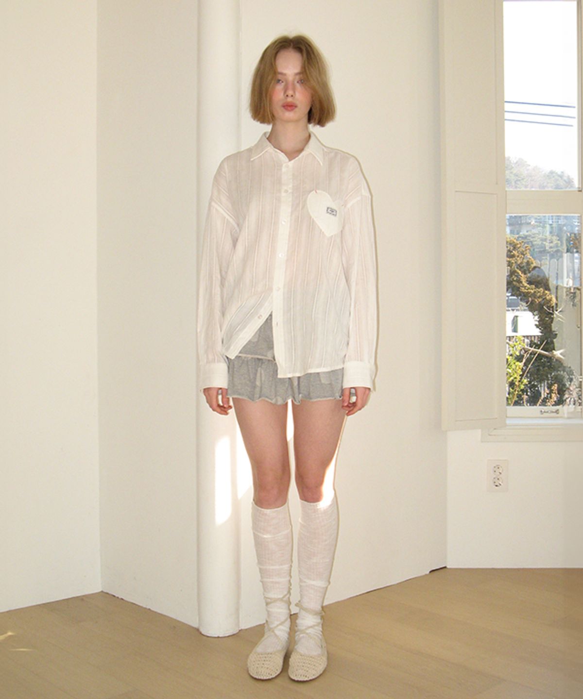 론론(RONRON) EYELET STITCH HEART POCKET OVER FIT SHIRT WHITE