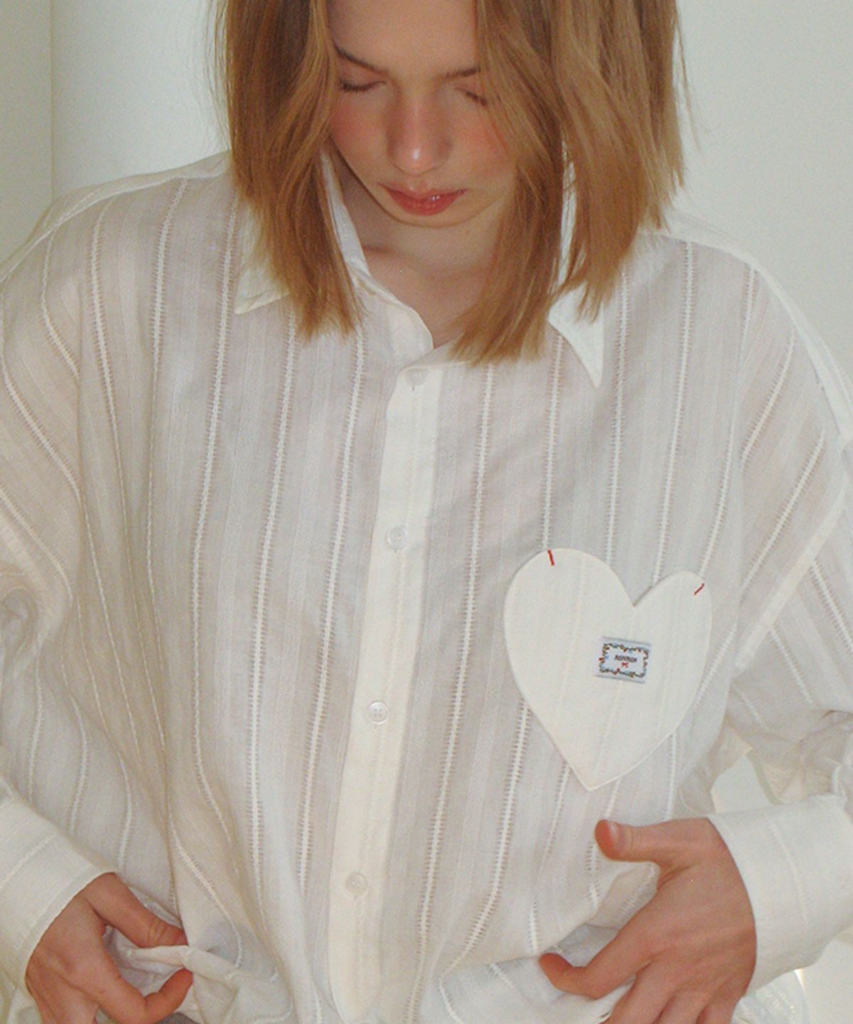 론론(RONRON) EYELET STITCH HEART POCKET OVER FIT SHIRT WHITE