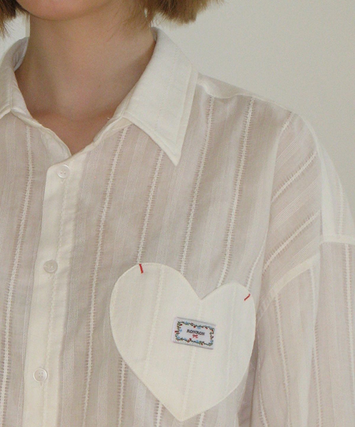 론론(RONRON) EYELET STITCH HEART POCKET OVER FIT SHIRT WHITE