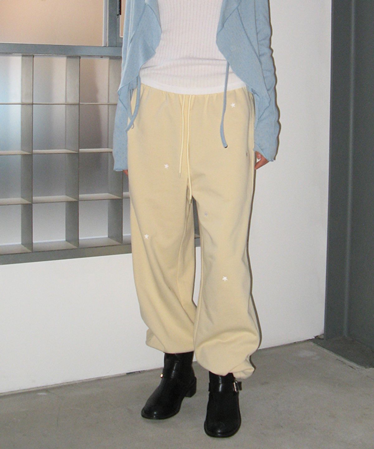 론론(RONRON) STAR EMBROIDERY SWEAT JOGGER PANTS CREAM YELLOW