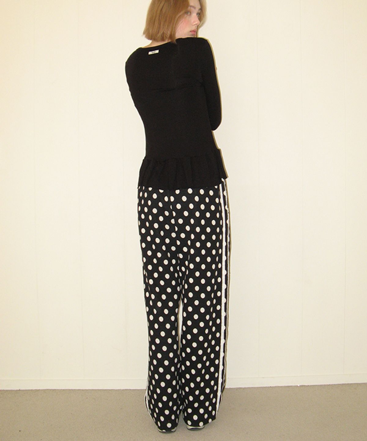 론론(RONRON) DOT LACE LINE SWEAT PANTS BLACK
