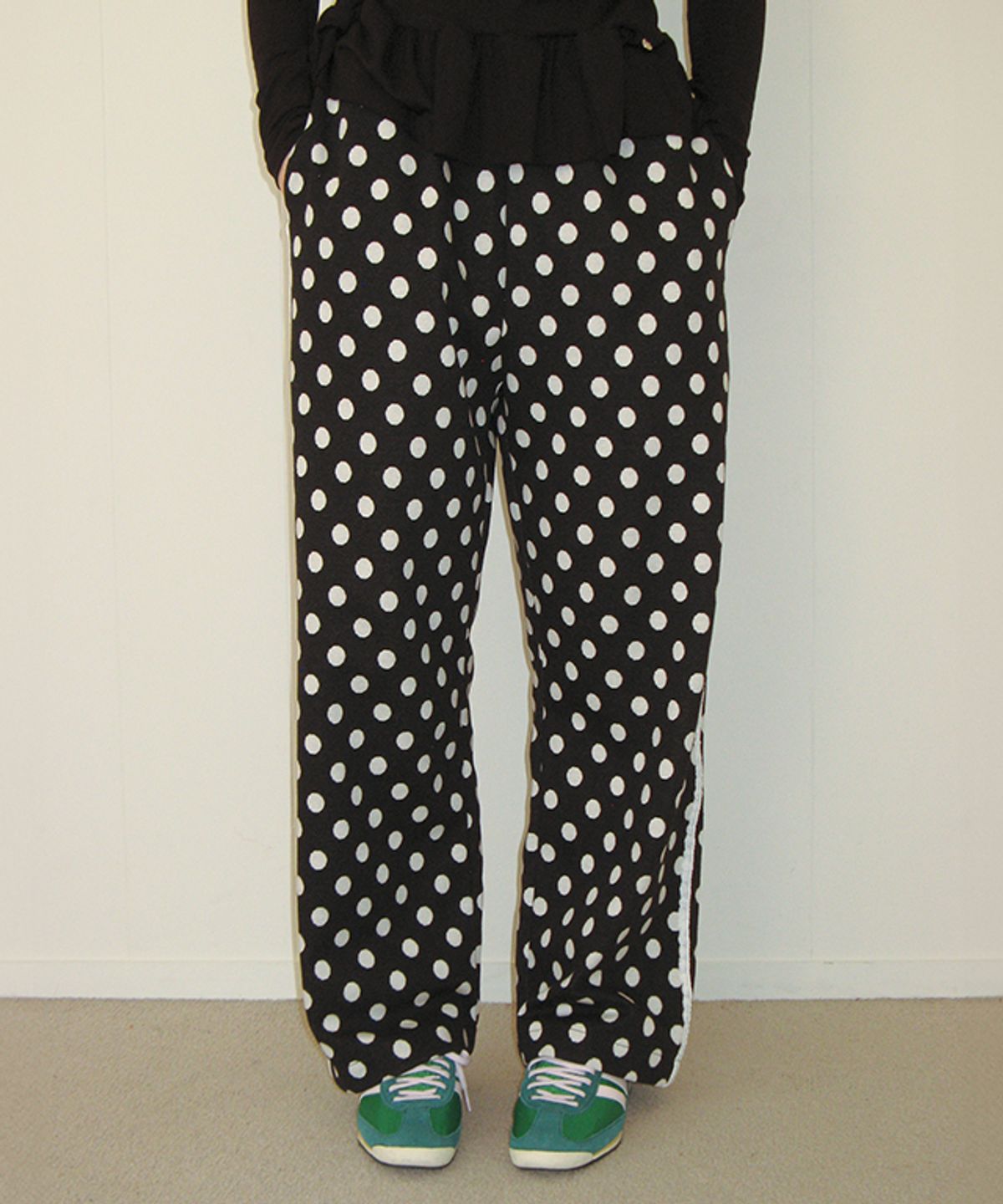 론론(RONRON) DOT LACE LINE SWEAT PANTS BLACK