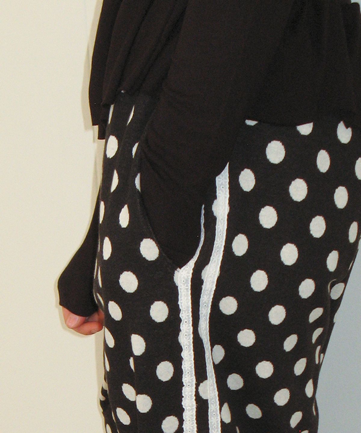 론론(RONRON) DOT LACE LINE SWEAT PANTS BLACK