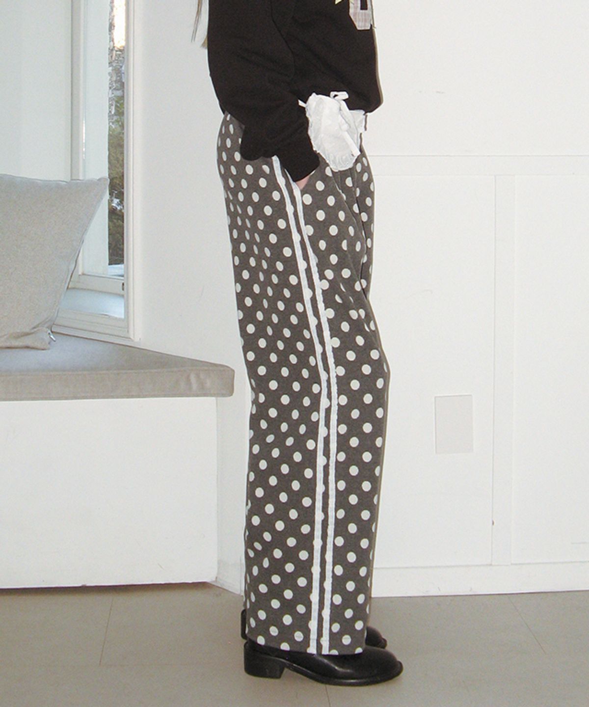 론론(RONRON) DOT LACE LINE SWEAT PANTS CHARCOAL