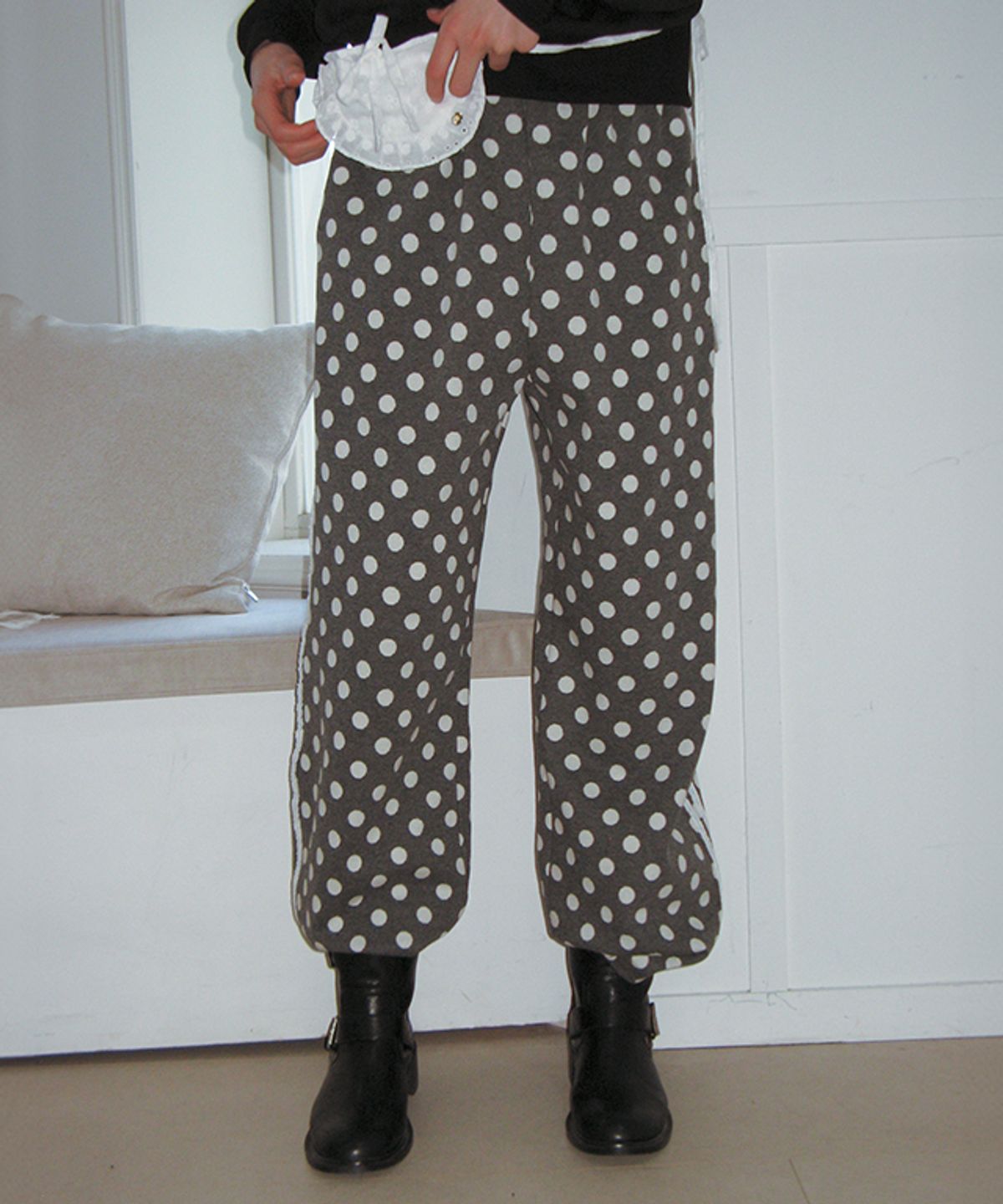 론론(RONRON) DOT LACE LINE SWEAT PANTS CHARCOAL