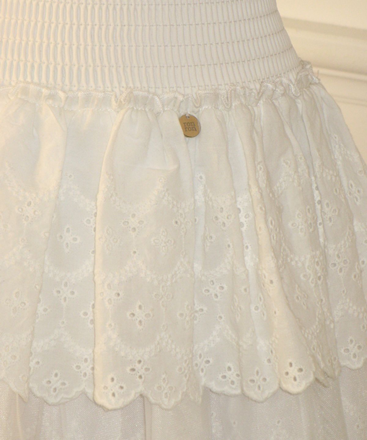 론론(RONRON) SMOCKED LACE CANCAN RUFFLE PANTSKIRT WHITE