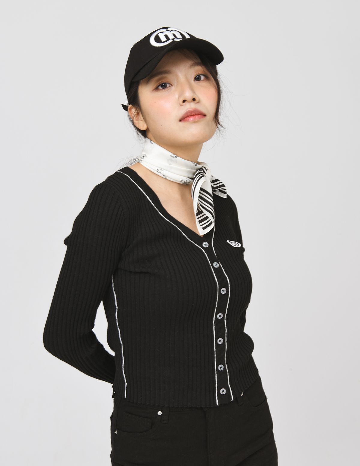 두유노우엠씨(DOYOUKNOWMC) 리브 조직 파이핑 배색 브이넥 블랙 가디건