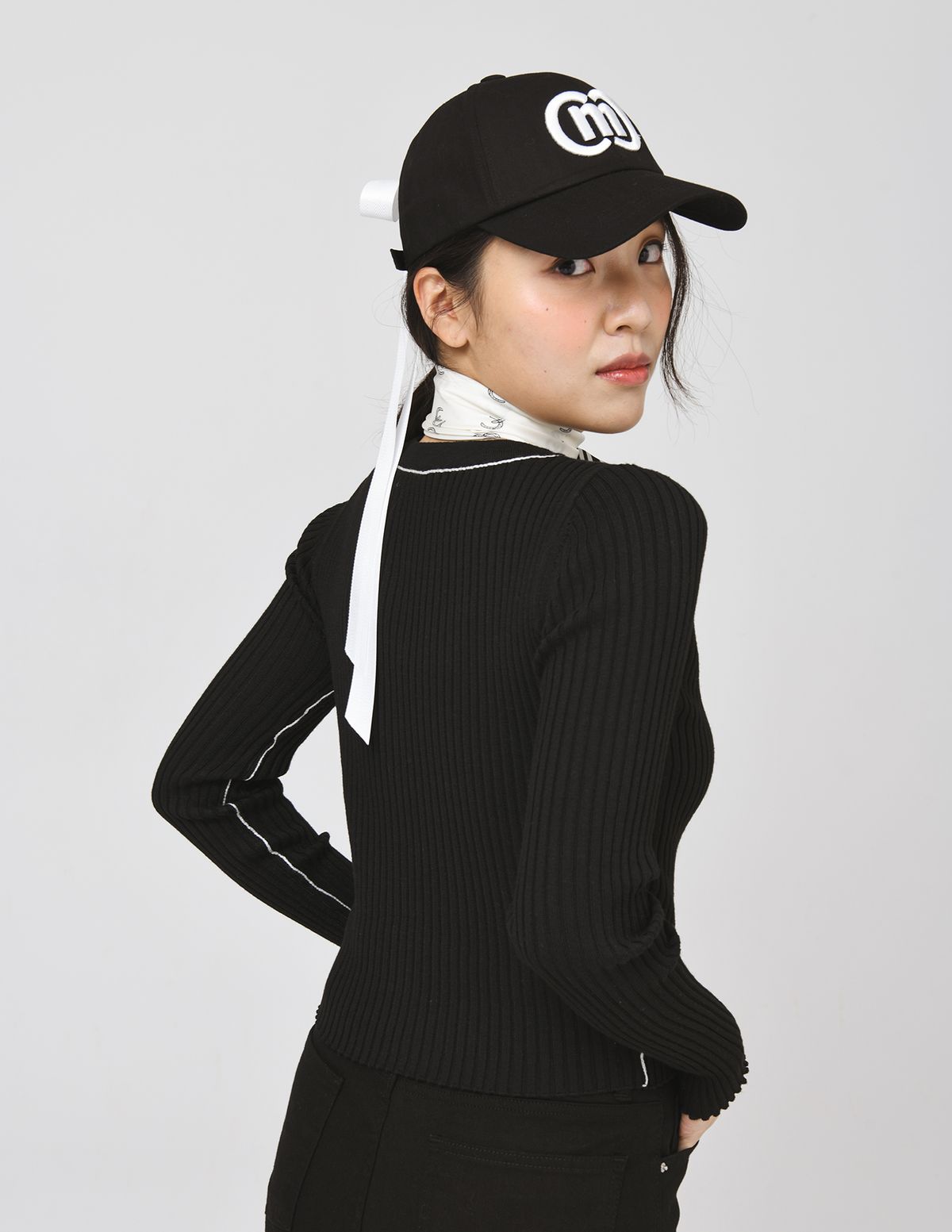두유노우엠씨(DOYOUKNOWMC) 리브 조직 파이핑 배색 브이넥 블랙 가디건
