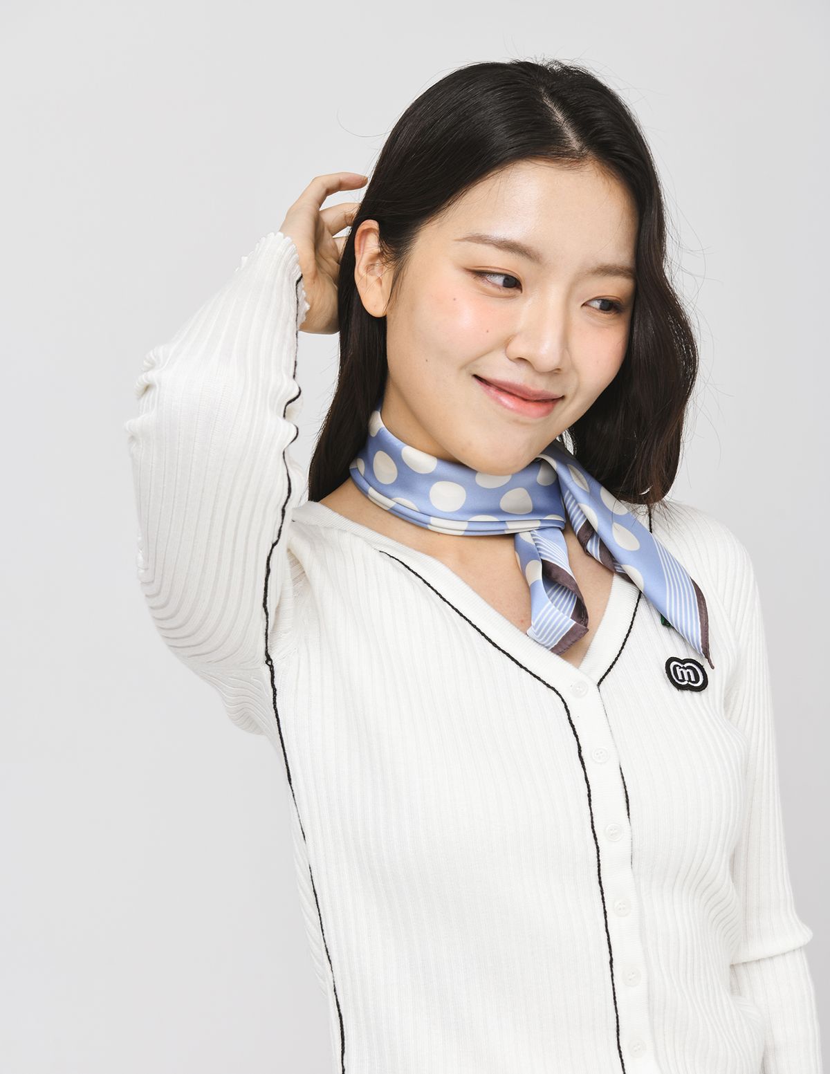 두유노우엠씨(DOYOUKNOWMC) 리브 조직 파이핑 배색 브이넥 밝은 아이보리 가디건