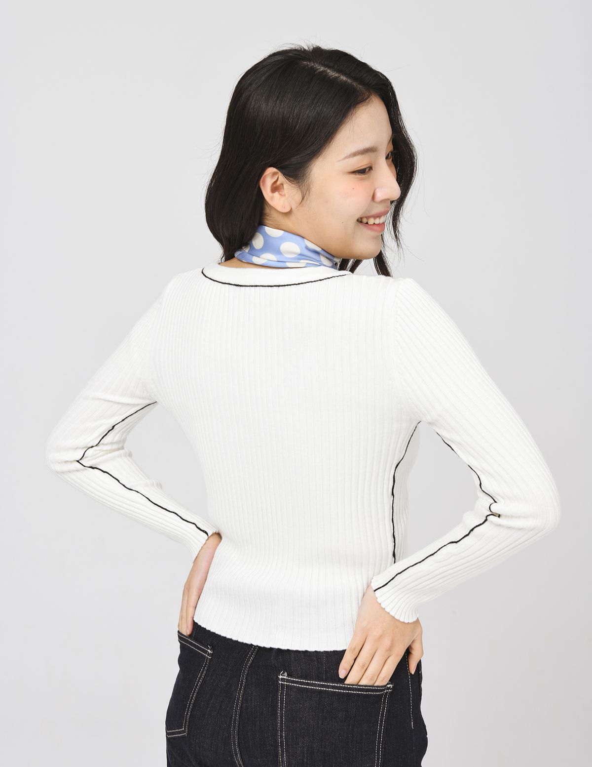 두유노우엠씨(DOYOUKNOWMC) 리브 조직 파이핑 배색 브이넥 밝은 아이보리 가디건