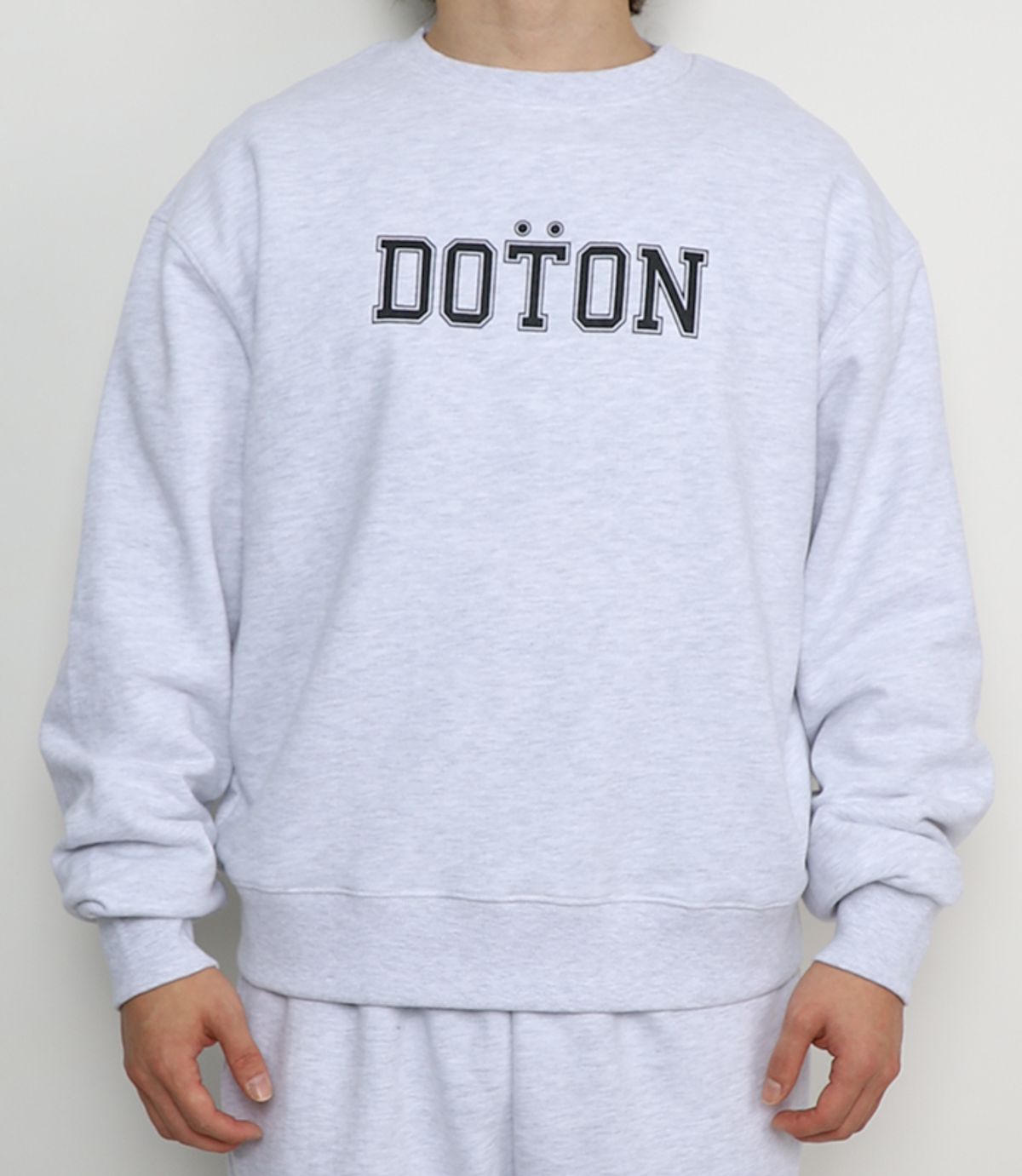 도톤(DOTON) 심플 로고 프린트 맨투맨(화이트 멜란지)