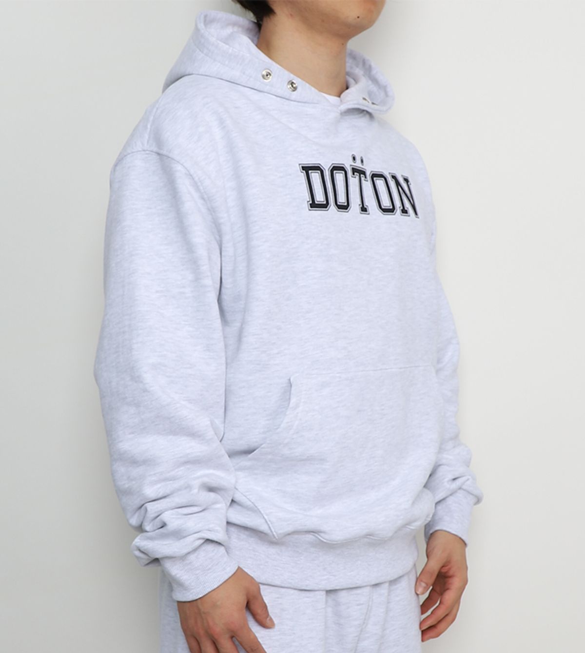 도톤(DOTON) 심플 로고 프린트 스냅 후드티(화이트 멜란지)