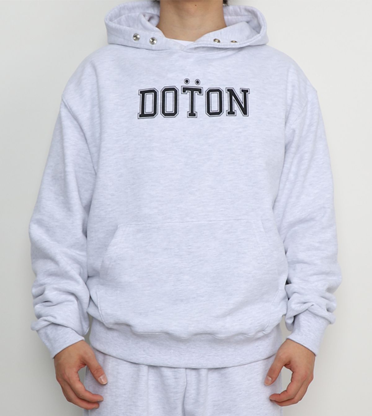 도톤(DOTON) 심플 로고 프린트 스냅 후드티(화이트 멜란지)