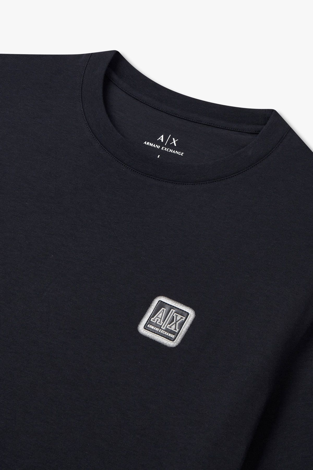 아르마니 익스체인지(ARMANI EXCHANGE) 남성 로고 패치 베이직 티셔츠_다크 네이비 A415130110