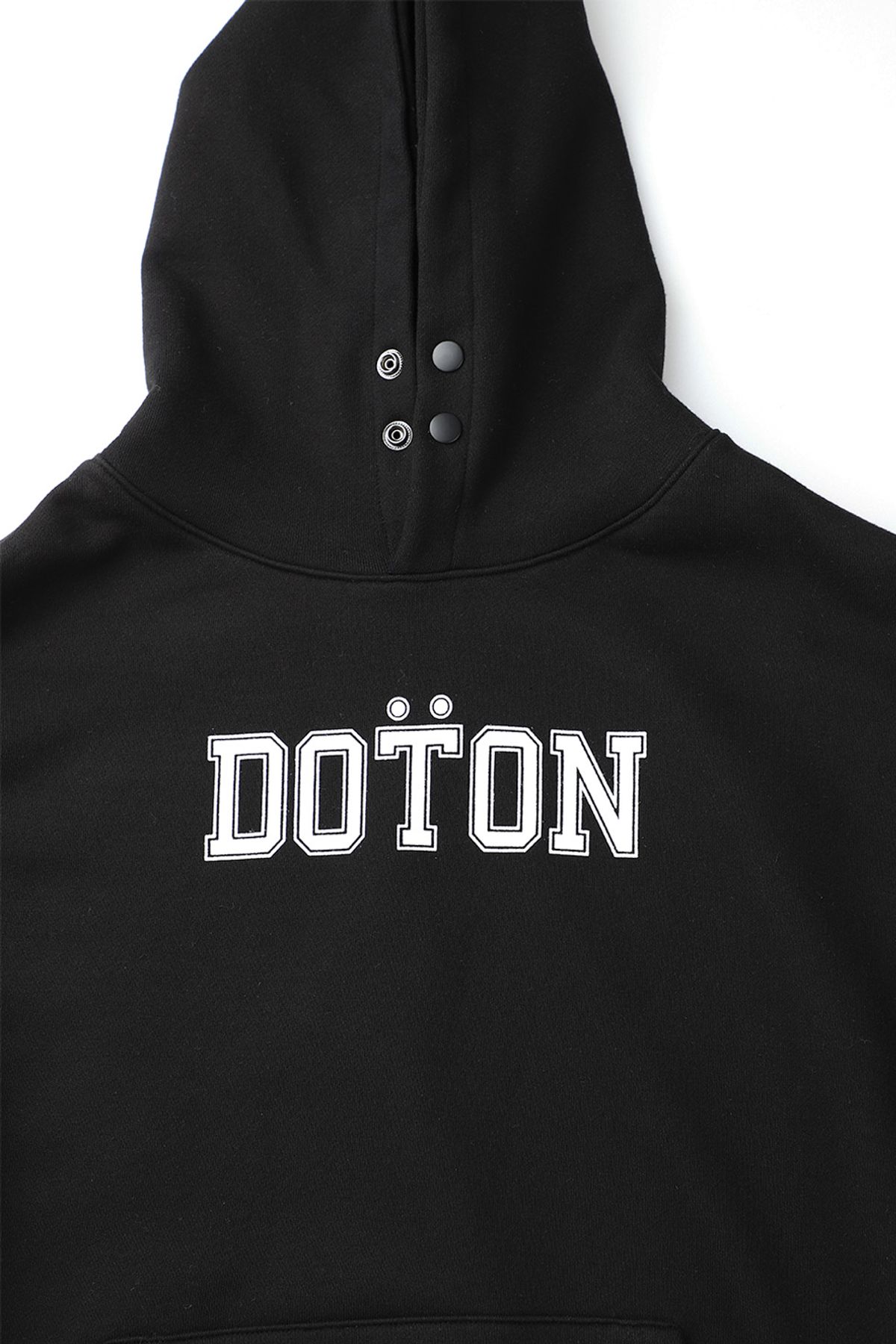 도톤(DOTON) 심플 로고 프린트 스냅 후드티(블랙)
