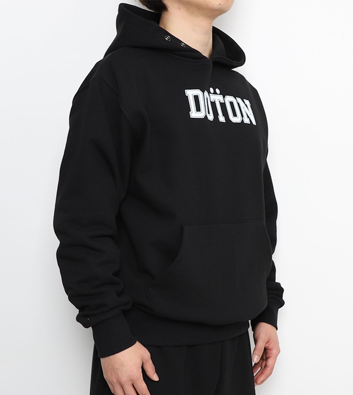 도톤(DOTON) 심플 로고 프린트 스냅 후드티(블랙)