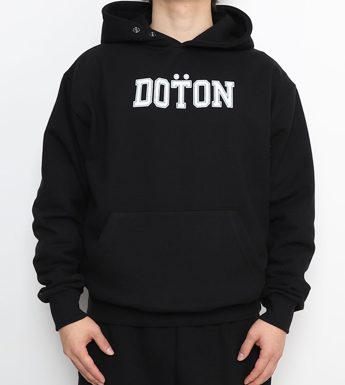 도톤(DOTON) 심플 로고 프린트 스냅 후드티(블랙)