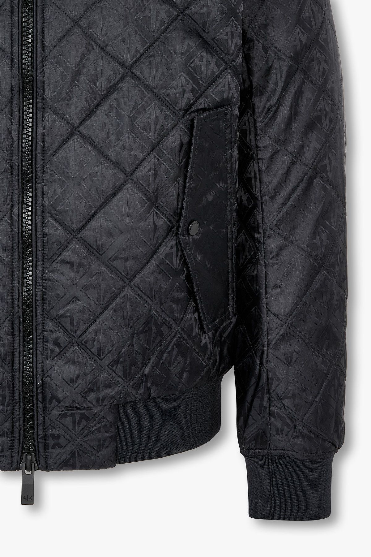 아르마니 익스체인지(ARMANI EXCHANGE) 남성 톤온톤 로고 패턴 퀼팅 자켓_다크 네이비 A415110002
