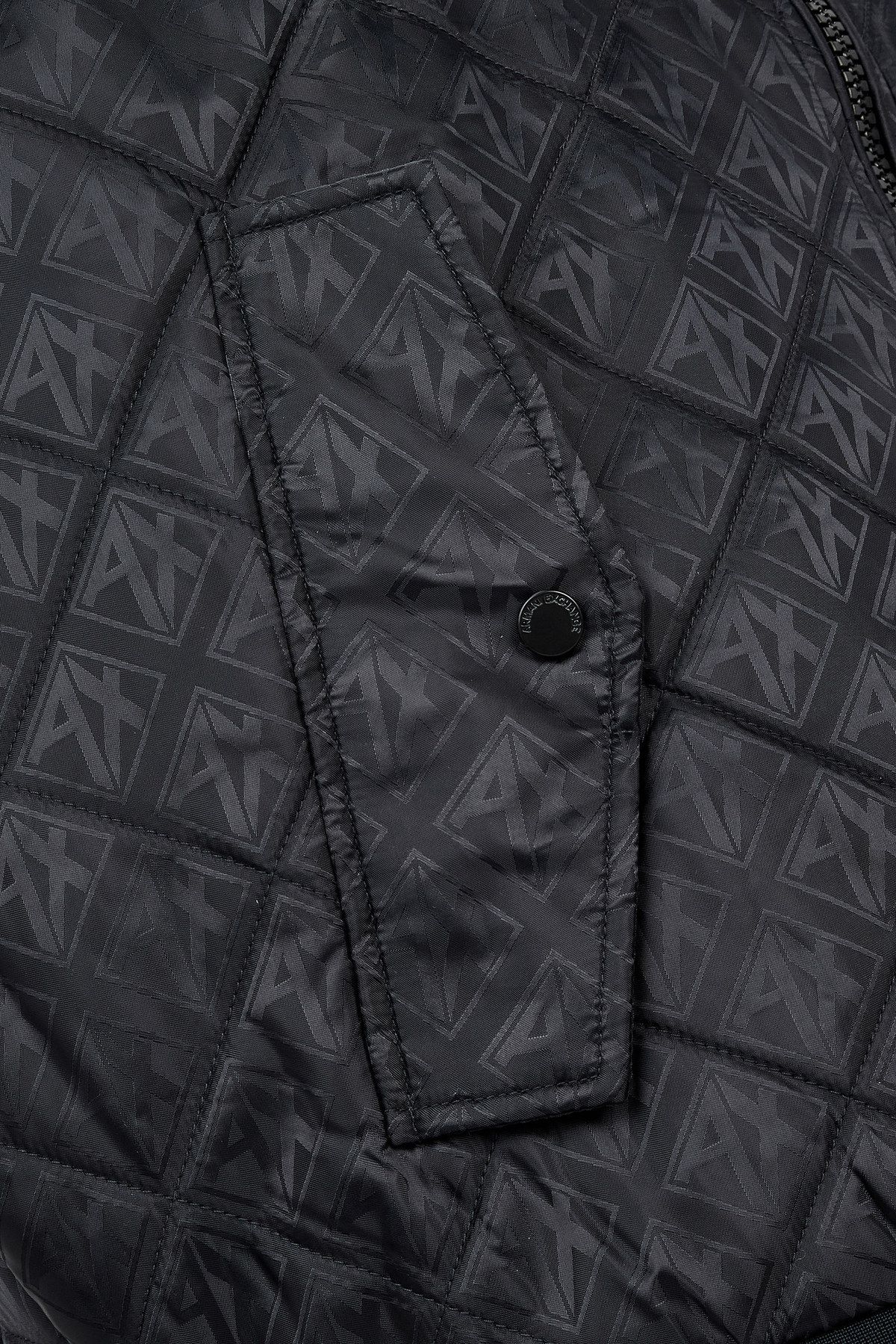 아르마니 익스체인지(ARMANI EXCHANGE) 남성 톤온톤 로고 패턴 퀼팅 자켓_다크 네이비 A415110002